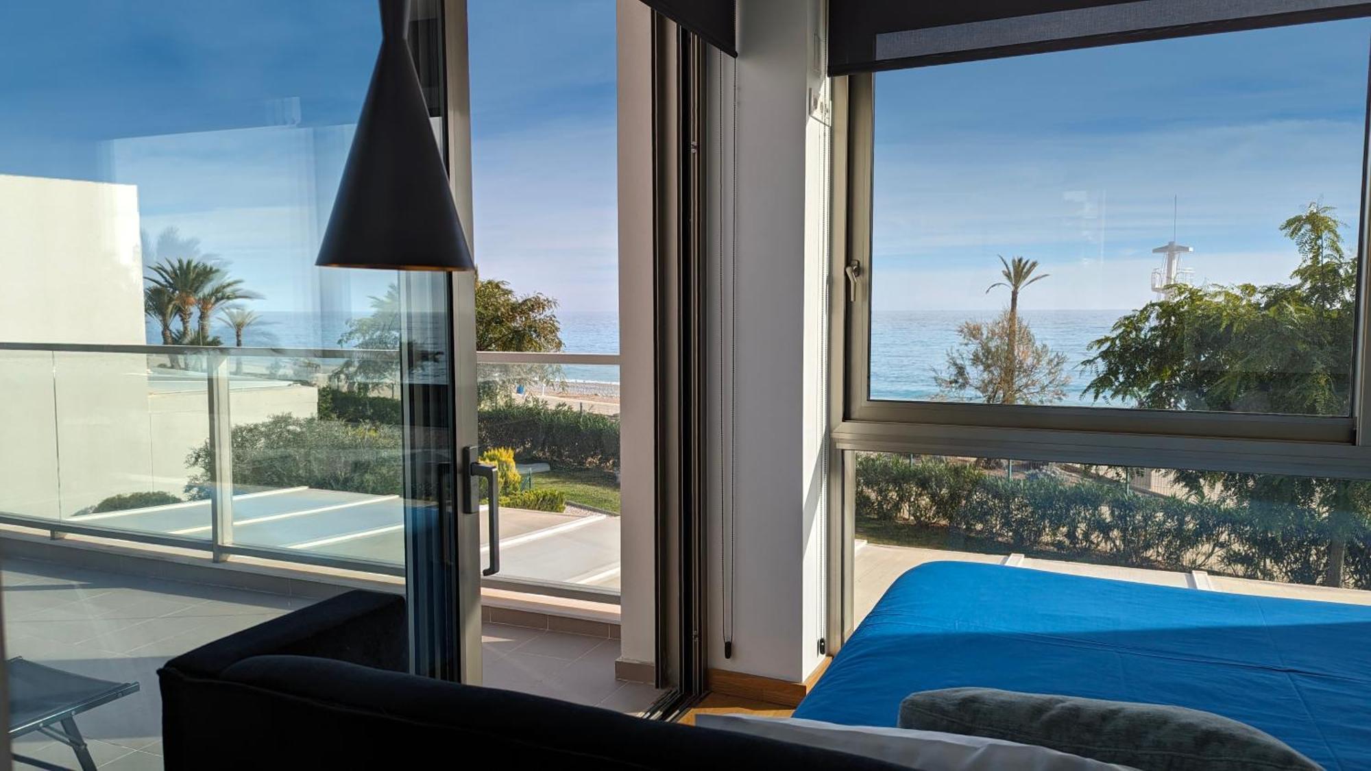 Paradise Beachfront Luxury Villa Вильяхойоса Экстерьер фото
