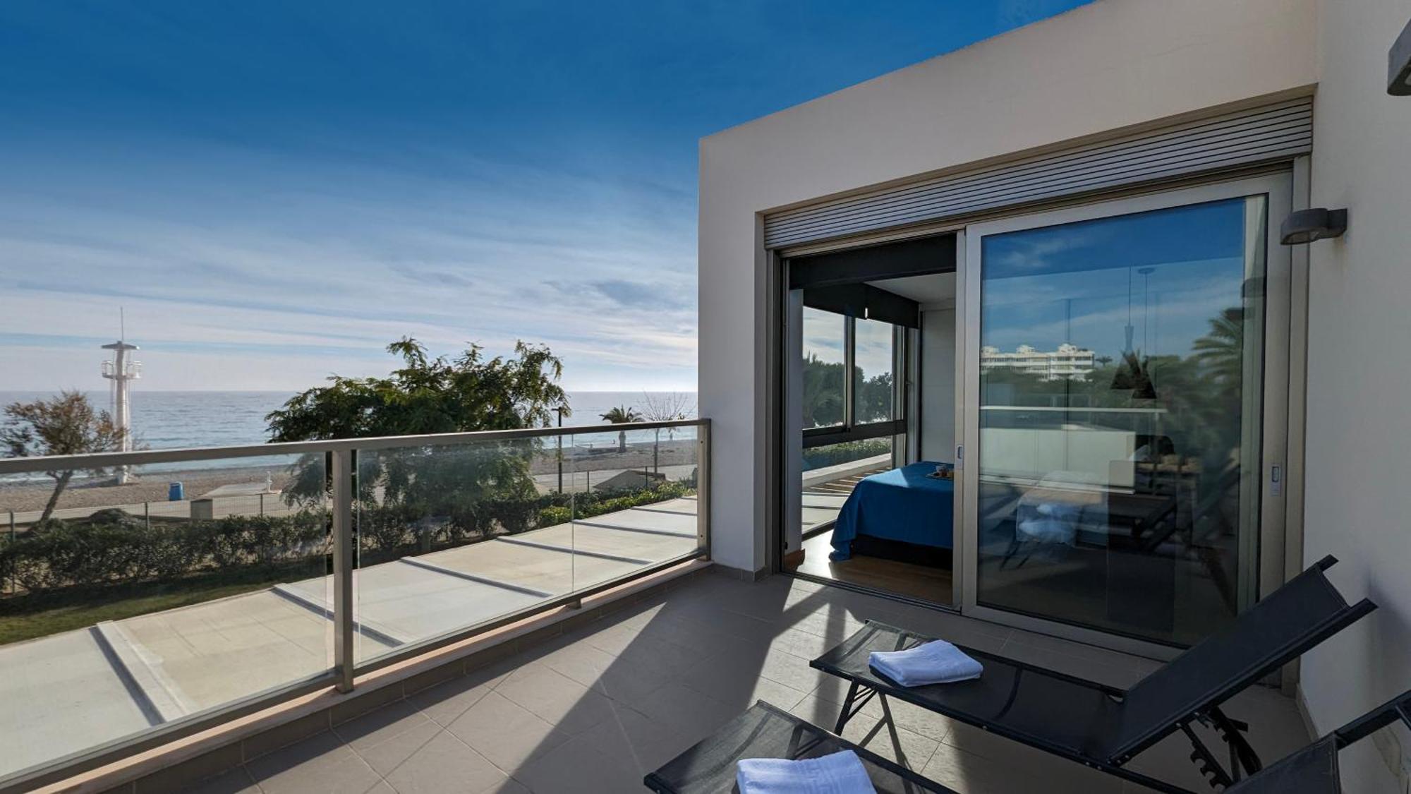 Paradise Beachfront Luxury Villa Вильяхойоса Экстерьер фото