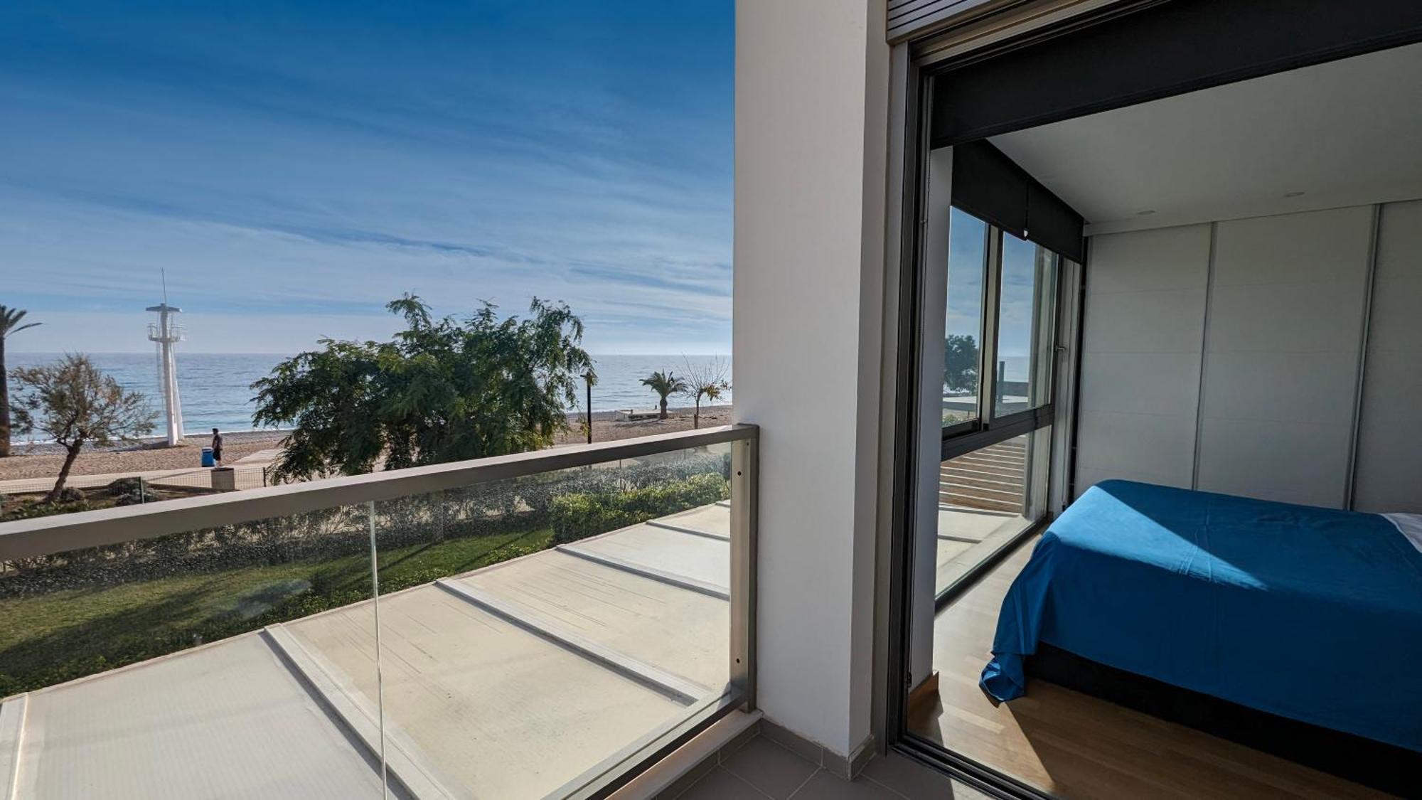 Paradise Beachfront Luxury Villa Вильяхойоса Экстерьер фото