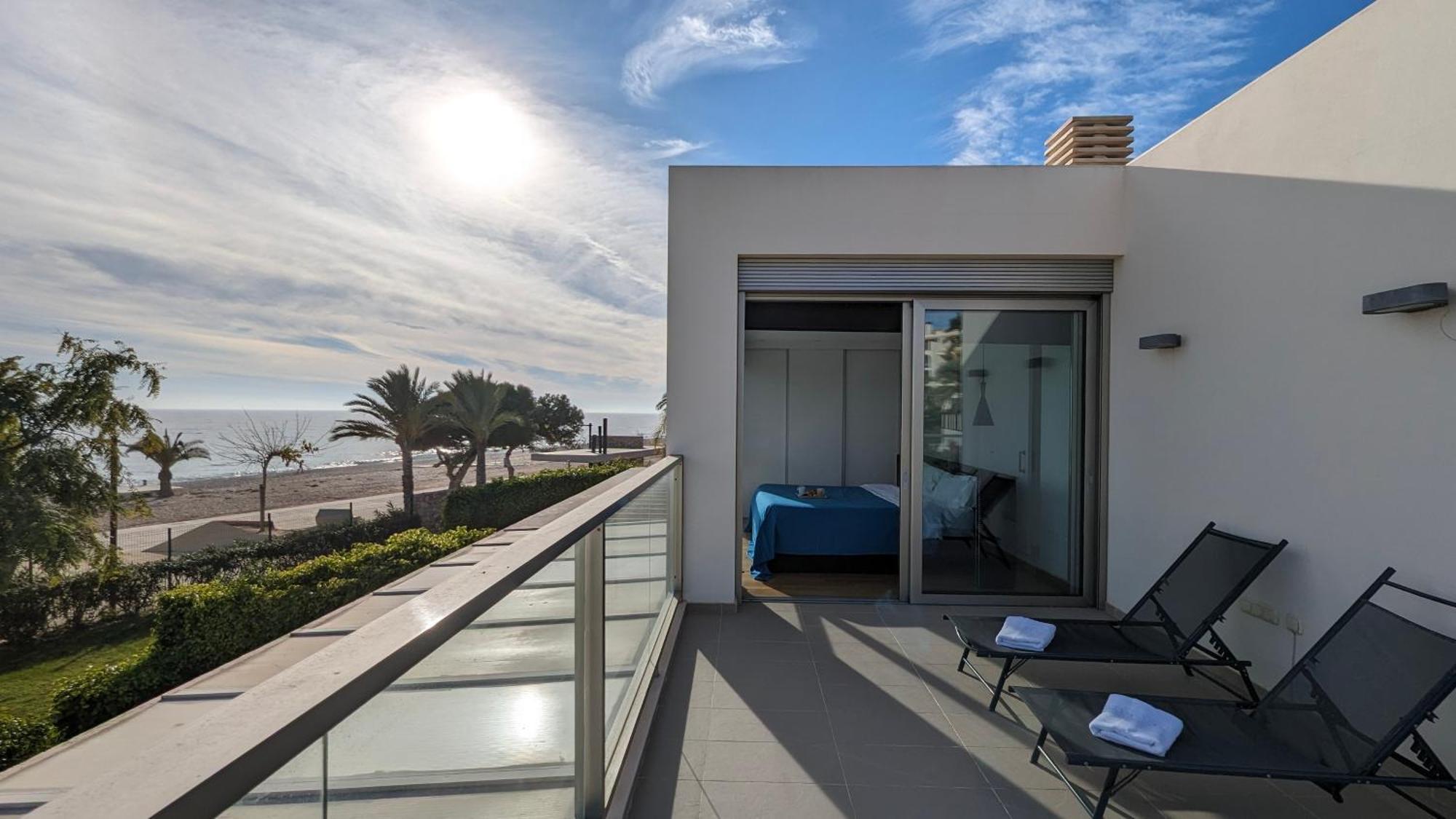 Paradise Beachfront Luxury Villa Вильяхойоса Экстерьер фото